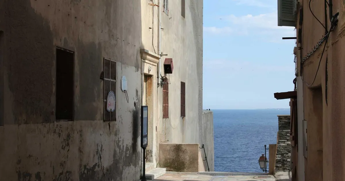 Hjemmearbejde vs. kontor 2026: Fordele, ulemper og hvad forskningen siger